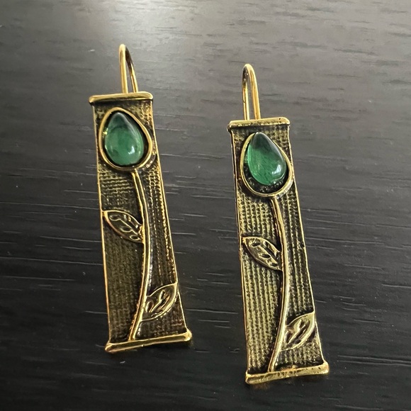 GOLD COLOR GREEN STONE EARRINGS - Picture 2 of 8